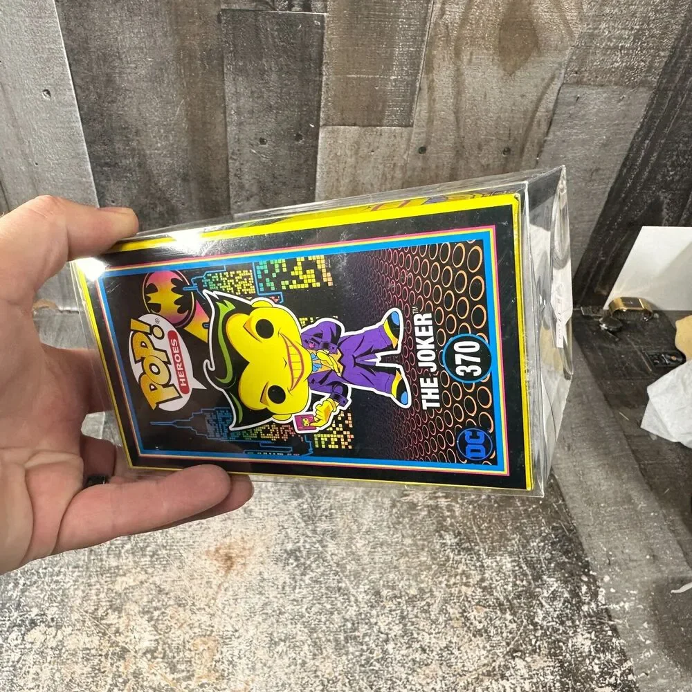 Funko Pop BlackLight: The Joker‎ #370 Batman Animated Series Hot Topic Exclusive